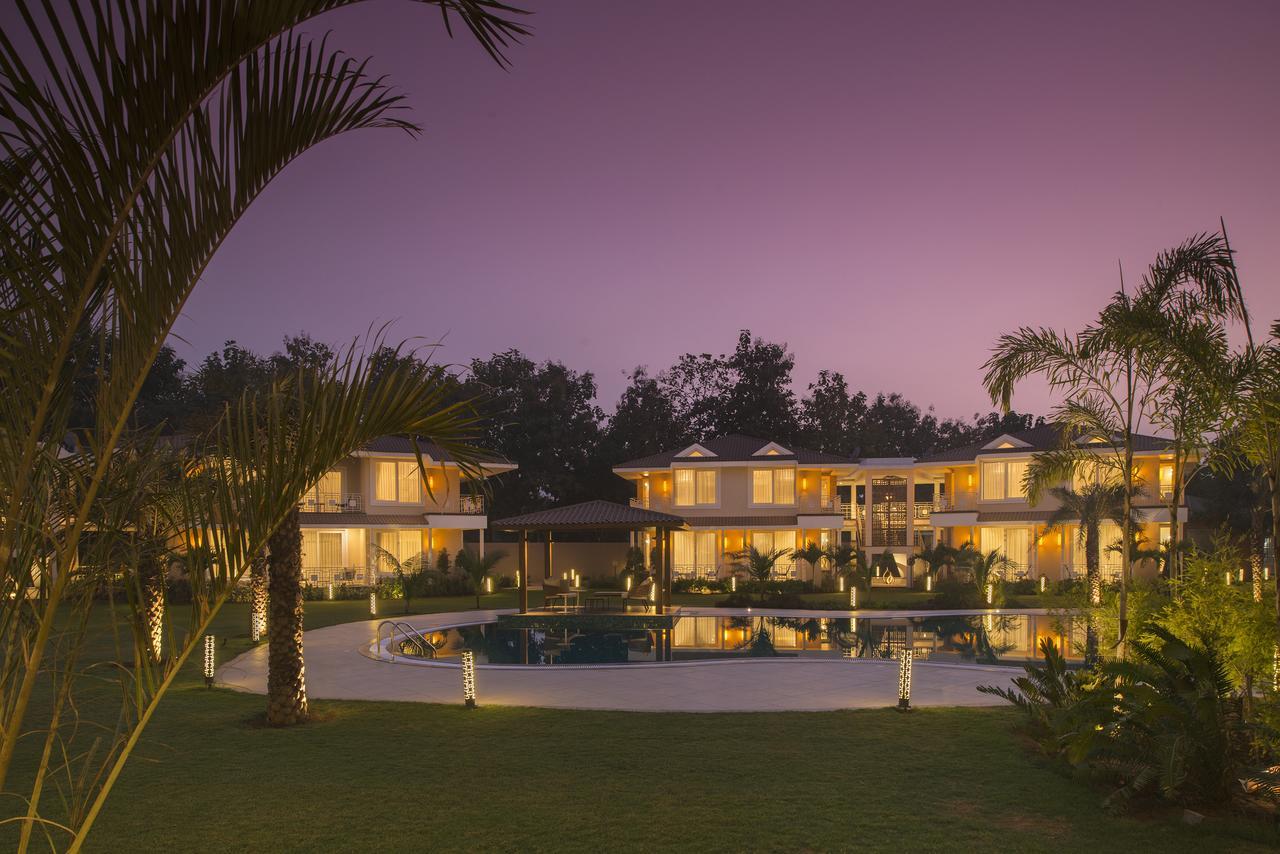 Kabir Hotel & Spa Vadodara Buitenkant foto